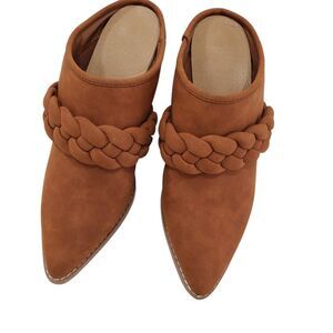 Adorable Woman's Pointed Toe Heeled Bootie, Size 8.5